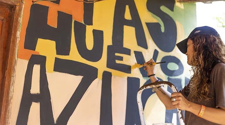 Santiago de Chiquitos se transformará en una galería de arte al aire libre durante el Festival Conservarte
